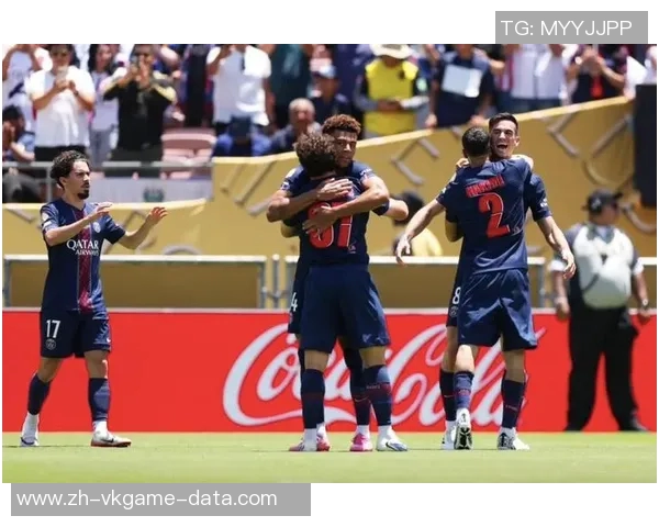 中超激战巴黎圣日耳曼凭乌龙球险胜巴萨引发争议判罚热议