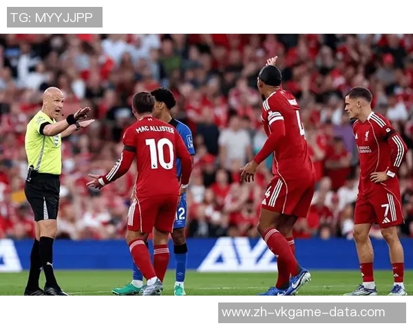 英超激战巴黎圣日耳曼与拜仁握手言和帽子戏法引发争议判罚热议