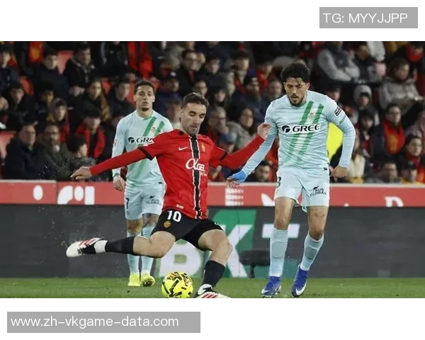 西甲赛场惊现冷门那不勒斯大胜里昂引发全场热议